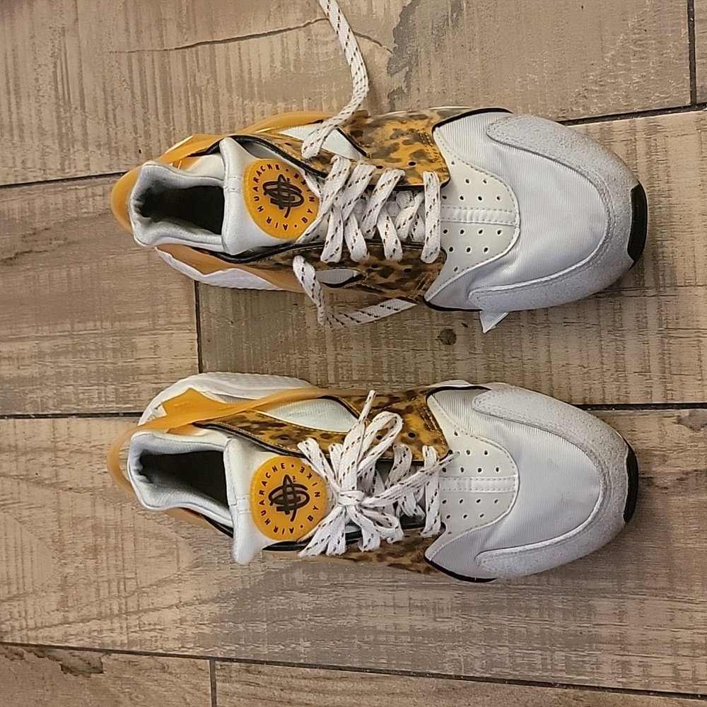 Tennis shoes